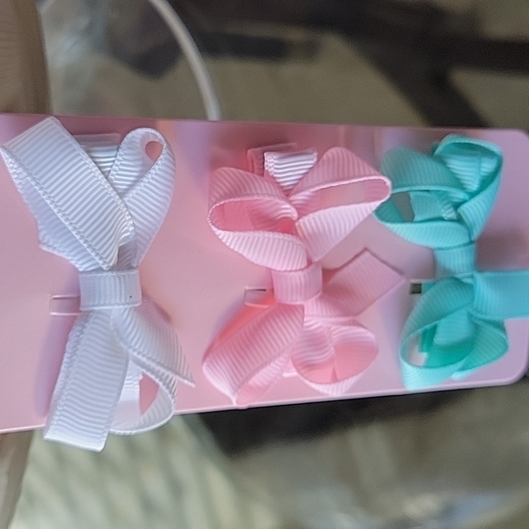 Package of 3 baby girl bowclips. - Picture 2 of 2